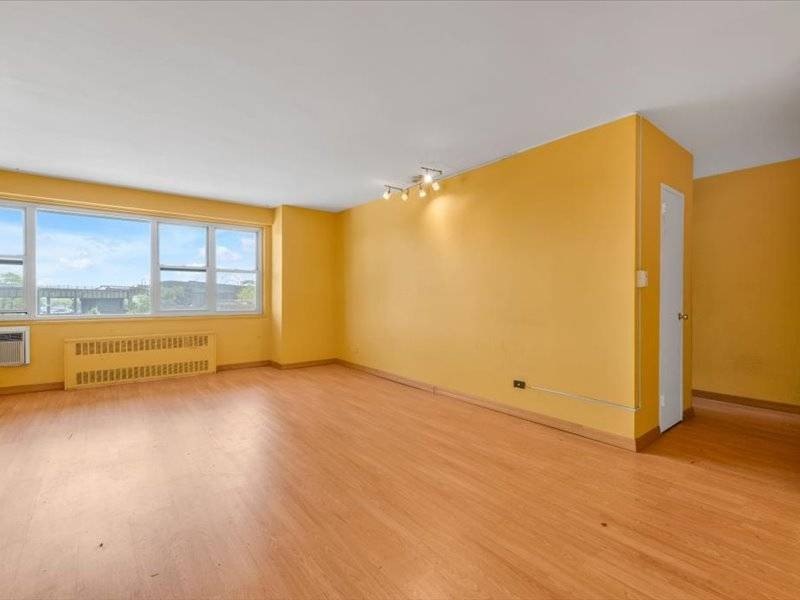 Apartment Essentials Address: 2942 West 5th Street, Apt. 4-L - photo 2