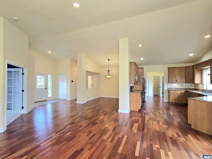 Contemporary single-level 3br, 2ba, plus office/den home in - photo 8