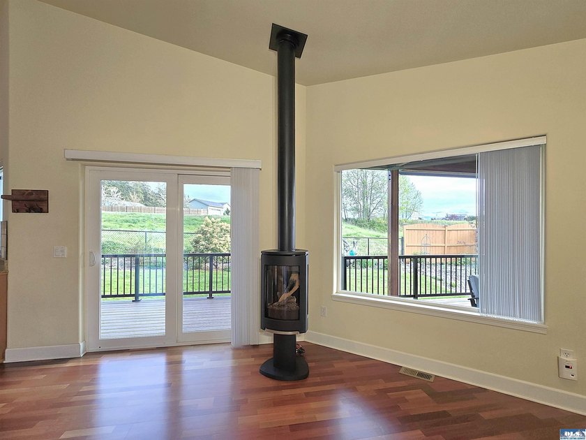 Contemporary single-level 3br, 2ba, plus office/den home in - photo 9