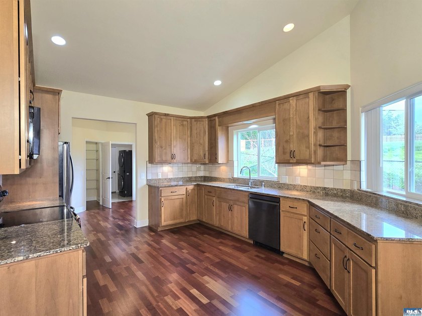 Contemporary single-level 3br, 2ba, plus office/den home in - photo 10