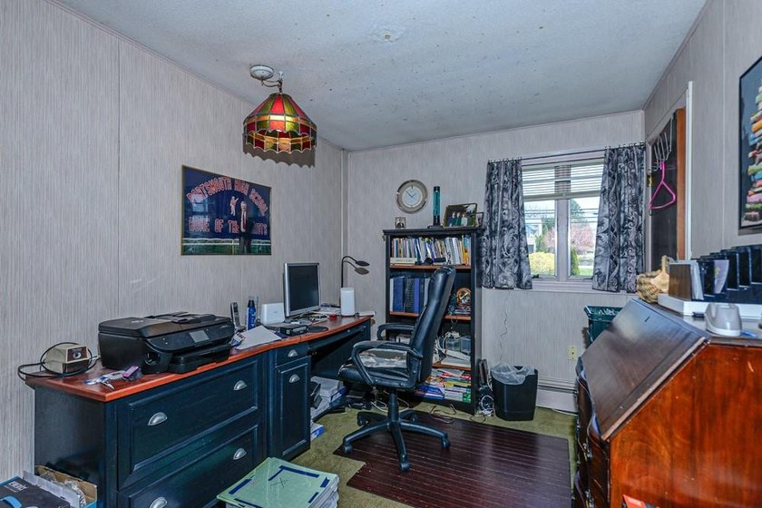 3 BEDROOM SPLIT LEVEL, UPDATED KITCHEN, LOTS OF STORAGE, AND - photo 21
