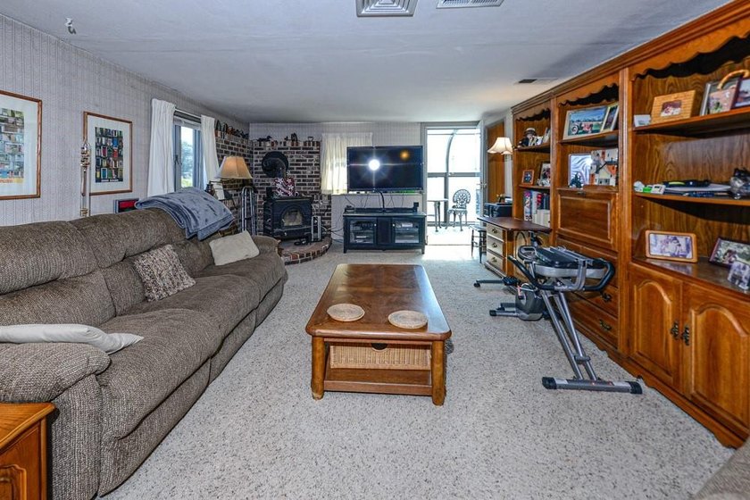 3 BEDROOM SPLIT LEVEL, UPDATED KITCHEN, LOTS OF STORAGE, AND - photo 24
