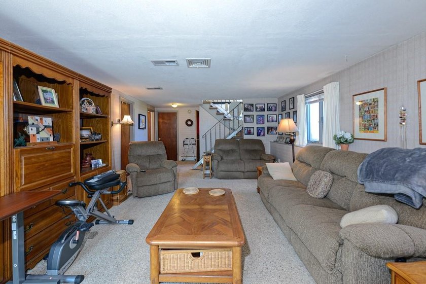 3 BEDROOM SPLIT LEVEL, UPDATED KITCHEN, LOTS OF STORAGE, AND - photo 27