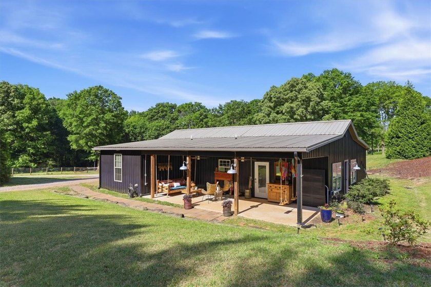 Escape to the perfect blend of rustic charm and modern - photo 3
