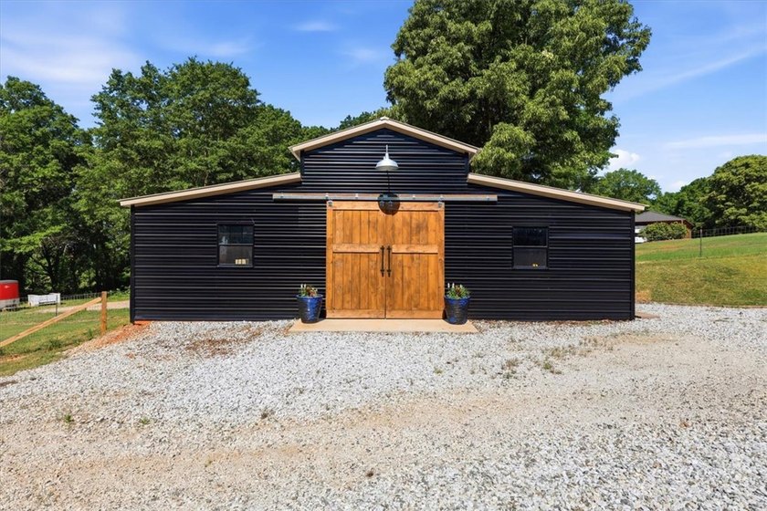 Escape to the perfect blend of rustic charm and modern - photo 4