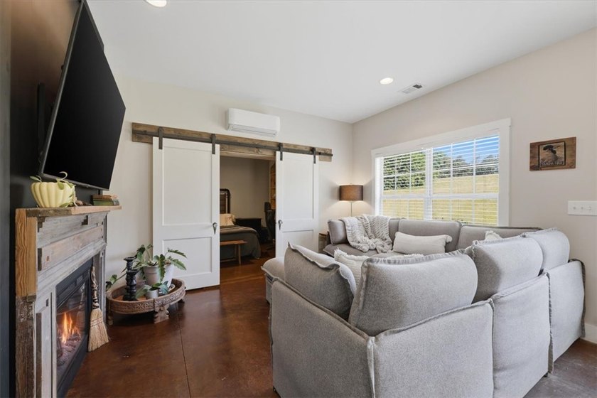 Escape to the perfect blend of rustic charm and modern - photo 9