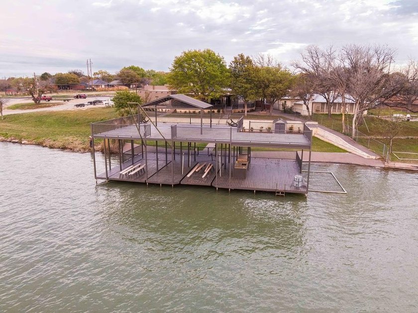 Discover the epitome of waterfront luxury living with this - photo 4
