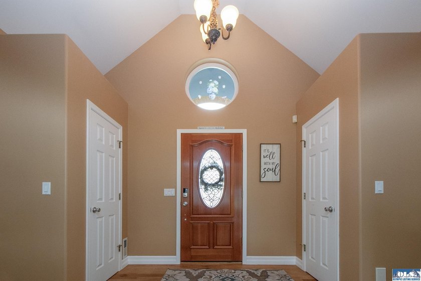 Welcome to this beautifully crafted, custom single-level home - photo 6