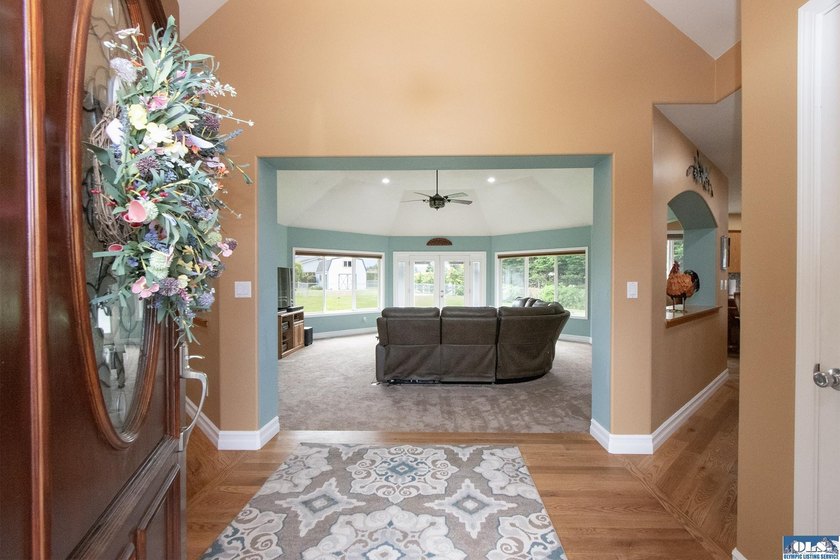 Welcome to this beautifully crafted, custom single-level home - photo 7