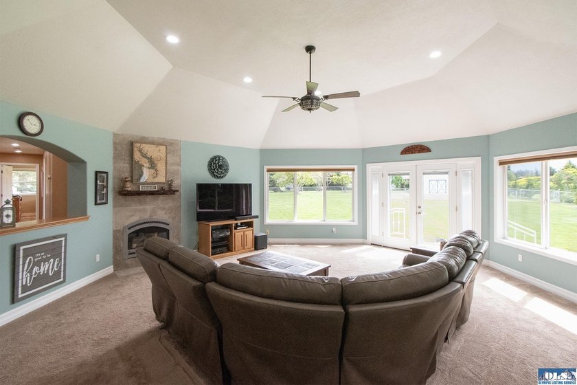 Welcome to this beautifully crafted, custom single-level home - photo 8