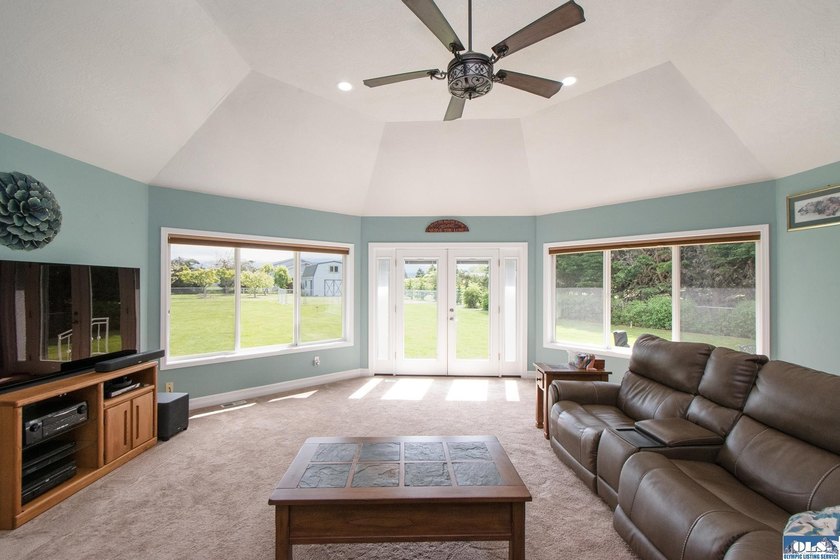 Welcome to this beautifully crafted, custom single-level home - photo 9
