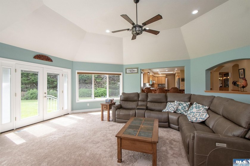 Welcome to this beautifully crafted, custom single-level home - photo 10