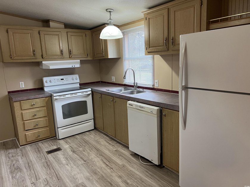 Quiet Living at it's Best! Remodeled 3Bed/ 2Bath Home with a - photo 8