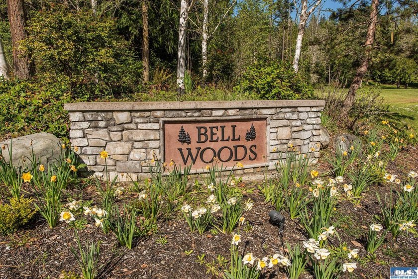 Beautifully maintained custom rambler on 1.16 acres of - photo 2
