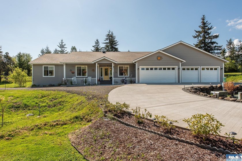 Beautifully maintained custom rambler on 1.16 acres of - photo 3