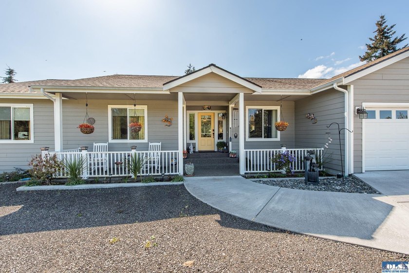 Beautifully maintained custom rambler on 1.16 acres of - photo 4