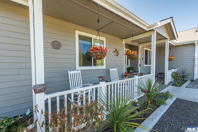 Beautifully maintained custom rambler on 1.16 acres of - photo 5