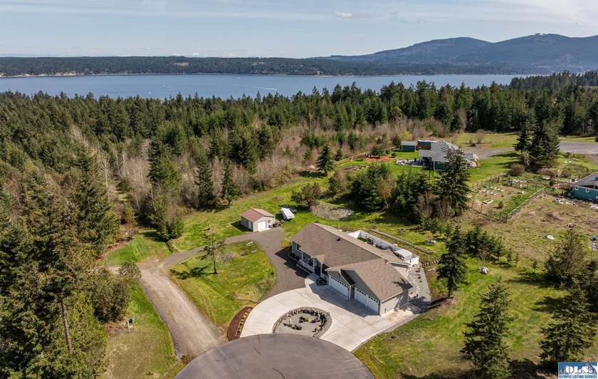 Beautifully maintained custom rambler on 1.16 acres of - photo 6