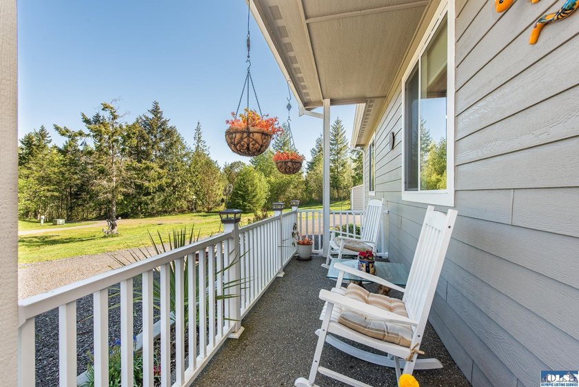 Beautifully maintained custom rambler on 1.16 acres of - photo 7