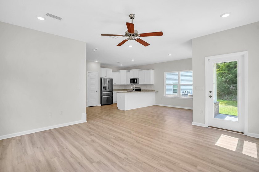 Ready to move in, this home is conveniently located just moments - photo 9