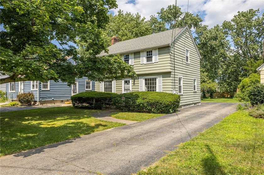 Great opportunity in Greece! This classic 3-bedroom, 1-bath home - photo 2