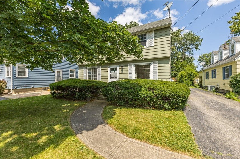 Great opportunity in Greece! This classic 3-bedroom, 1-bath home - photo 3