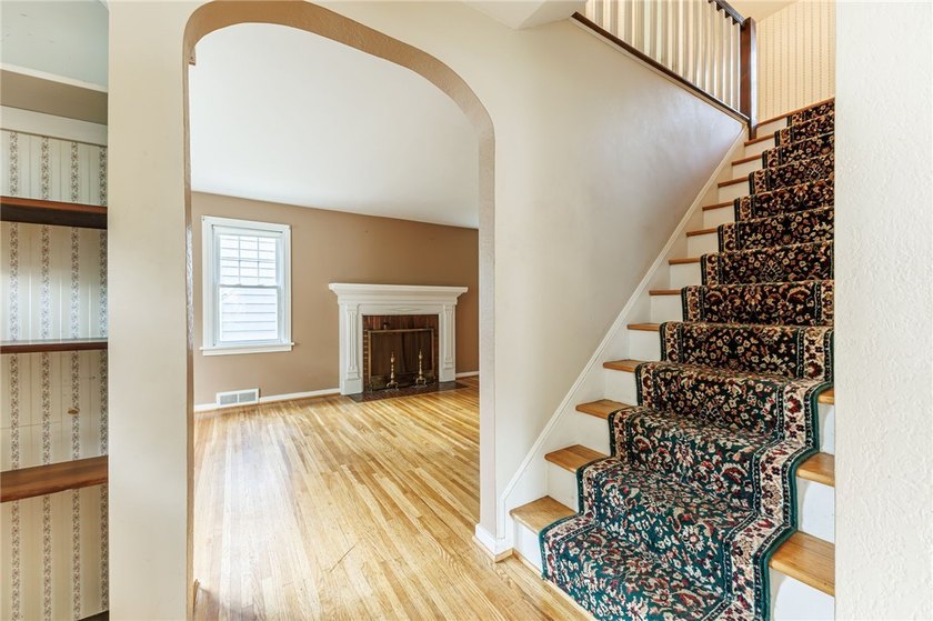 Great opportunity in Greece! This classic 3-bedroom, 1-bath home - photo 6