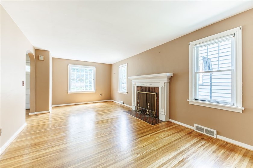 Great opportunity in Greece! This classic 3-bedroom, 1-bath home - photo 9