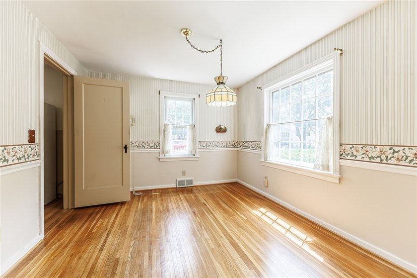 Great opportunity in Greece! This classic 3-bedroom, 1-bath home - photo 10