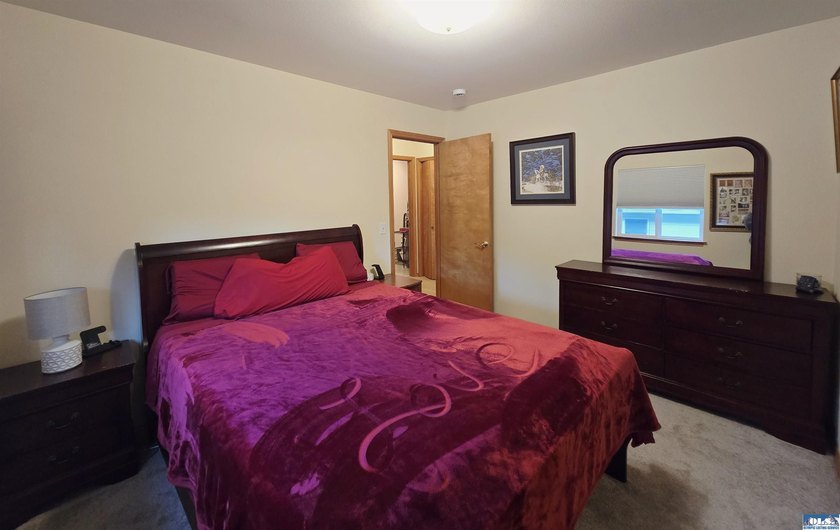 Welcome home to this 3 bedroom, 2 bath 1726 sq. ft. house - photo 23