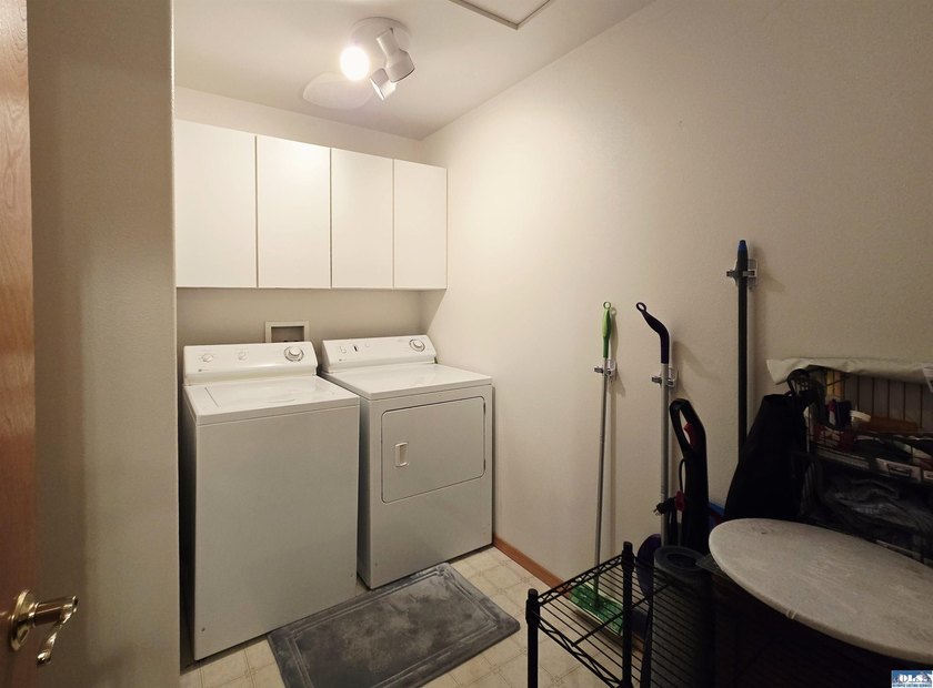 Welcome home to this 3 bedroom, 2 bath 1726 sq. ft. house - photo 26