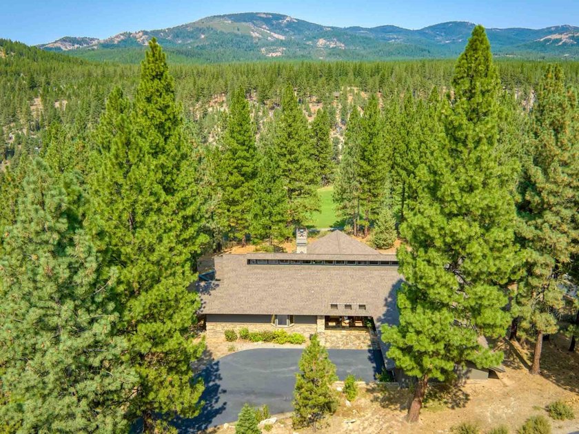 THIS 4 BEDROOM, SINGLE LEVEL impeccably maintained - photo 2