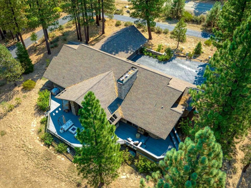 THIS 4 BEDROOM, SINGLE LEVEL impeccably maintained - photo 6