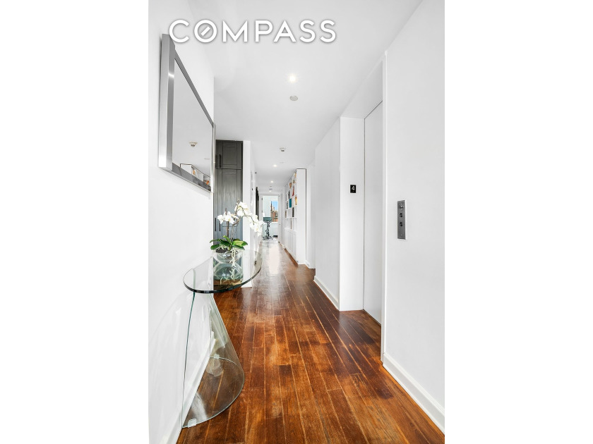 This oversized floor-through 2-bedroom / 2-bath condo offers - photo 3