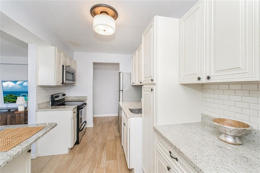Bright, move-in ready 1-bedroom co-op on the 8th floor of a - photo 5