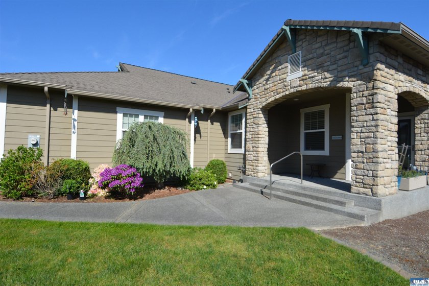 Enjoy low-maintenance living in this beautiful 2-bedroom, 2-bath - photo 2