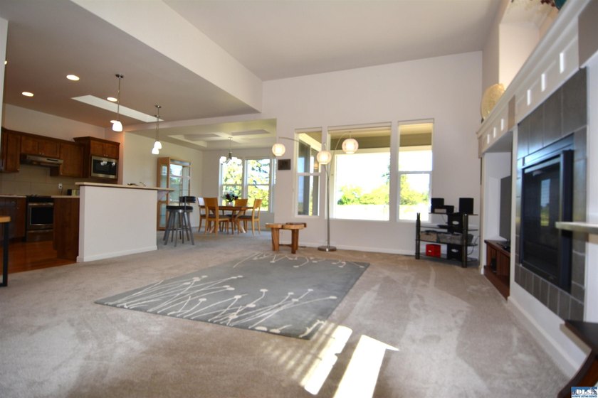 Enjoy low-maintenance living in this beautiful 2-bedroom, 2-bath - photo 10
