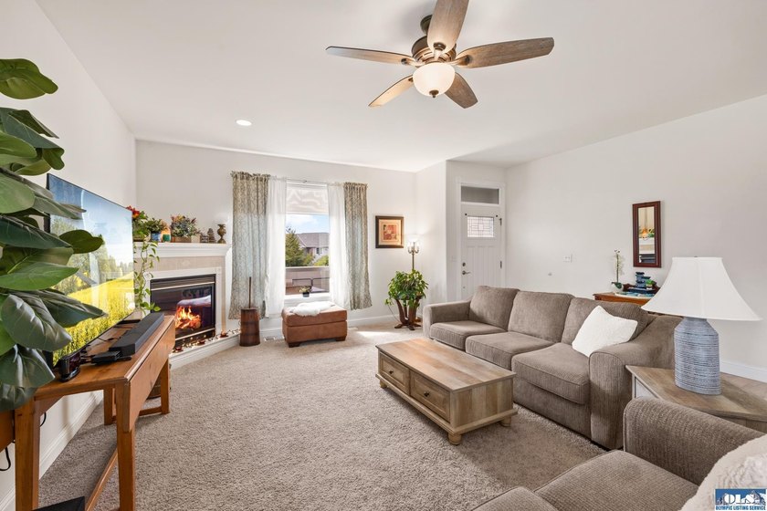 Beautiful single-level townhome in desirable Maple Ridge Estates - photo 9