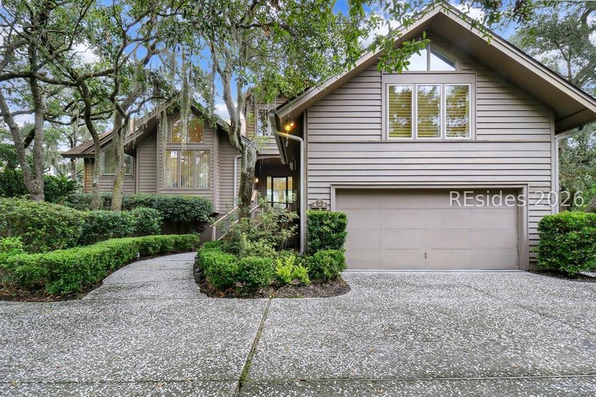 This sophisticated Marsh Island turn-key home offers a perfect - photo 2