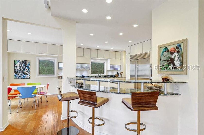 This sophisticated Marsh Island turn-key home offers a perfect - photo 5