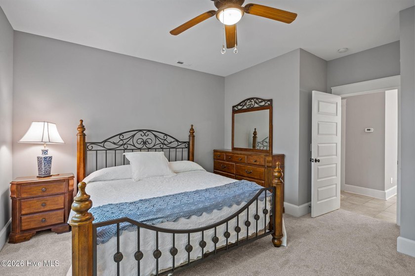 Welcome home to your fully furnished, beautifully updated three - photo 22