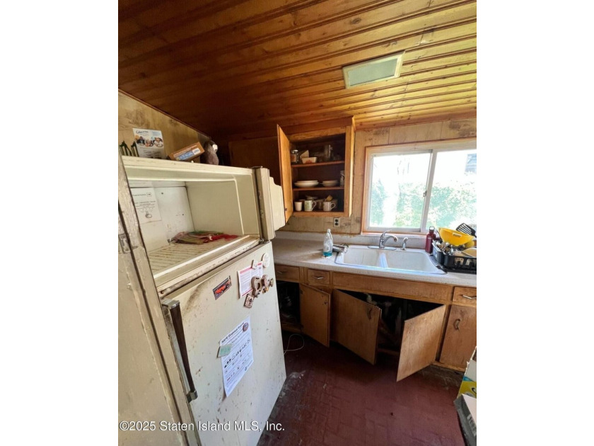 Attention builders - Handyman special 50 x 100 lot, needs total - photo 3