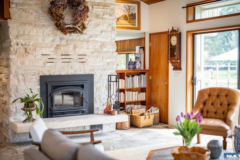 This is a home you feel the moment you enter, architecturally - photo 2