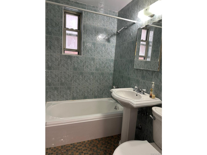 Beautiful 1-bedroom apartment in the heart of Forest Hills! This - photo 6