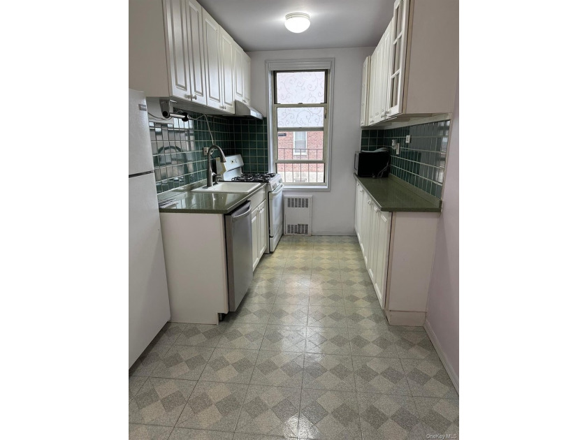 Beautiful 1-bedroom apartment in the heart of Forest Hills! This - photo 7
