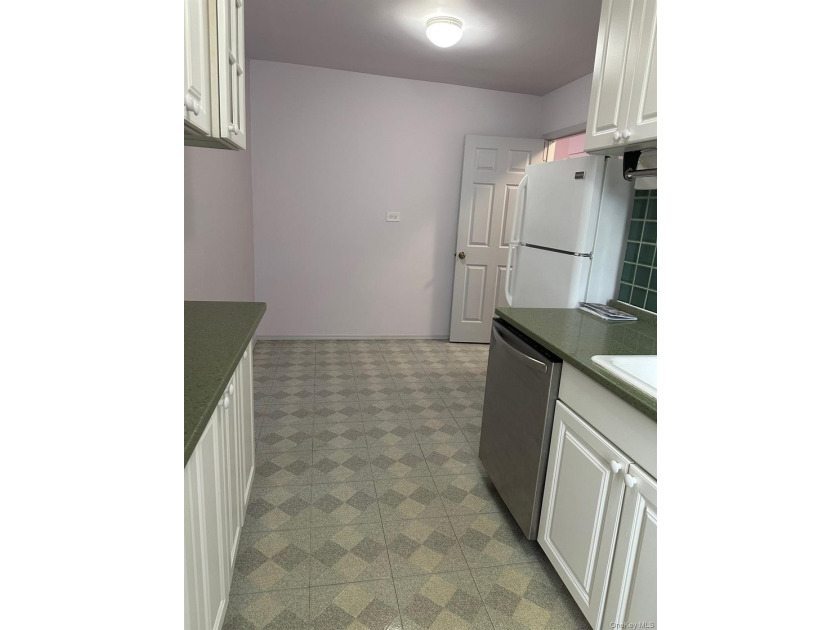Beautiful 1-bedroom apartment in the heart of Forest Hills! This - photo 8
