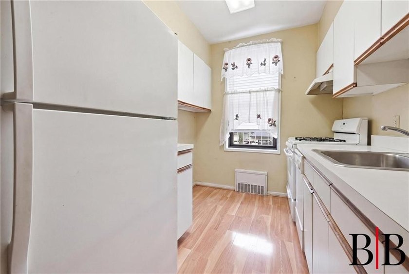 Exceptional value in a well maintained secure elevator building - photo 9