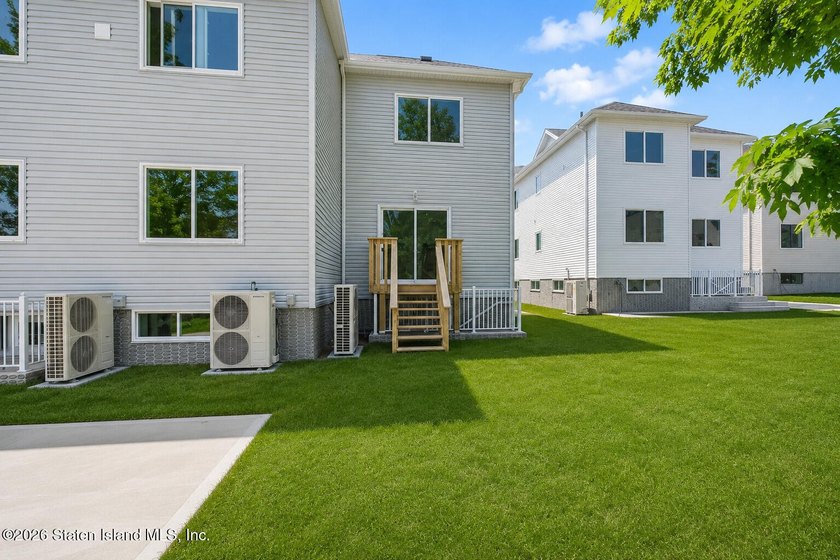 An exceptional new construction semi-detached single-family home - photo 4