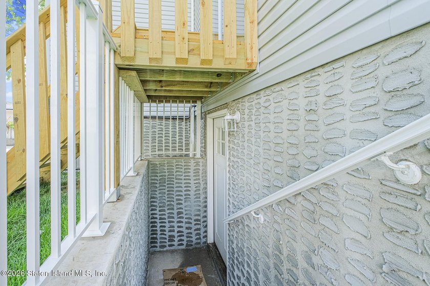 An exceptional new construction semi-detached single-family home - photo 5