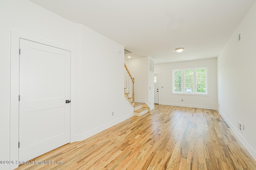 An exceptional new construction semi-detached single-family home - photo 6